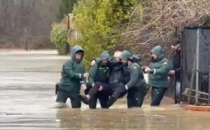 Momento en el que desalojan a un vecino de Hormigos por el desbordamiento del Alberche.
