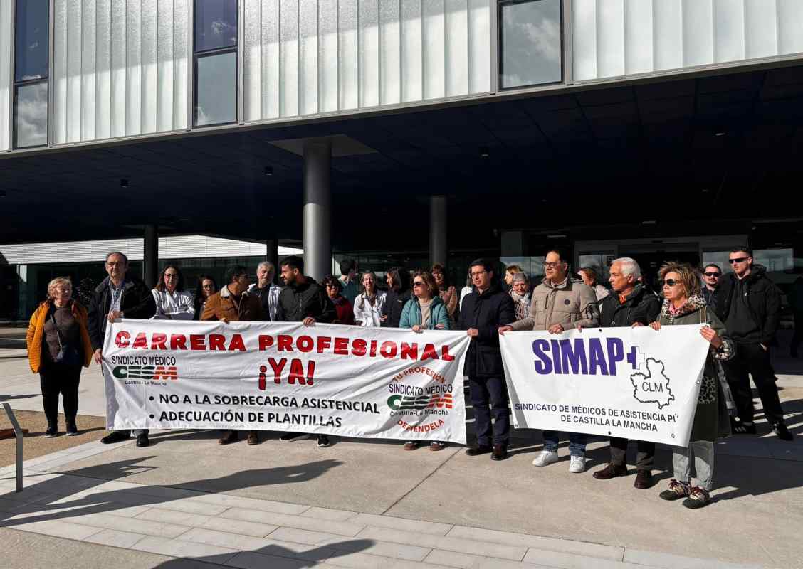 Médicos en huelga a las puertas del Hospital Universitario de Cuenca. Foto: EP.