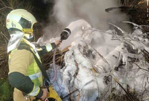 Los Bomberos del Ayuntamiento de Toledo apagan un incendio de restos de poda en Azucaica.