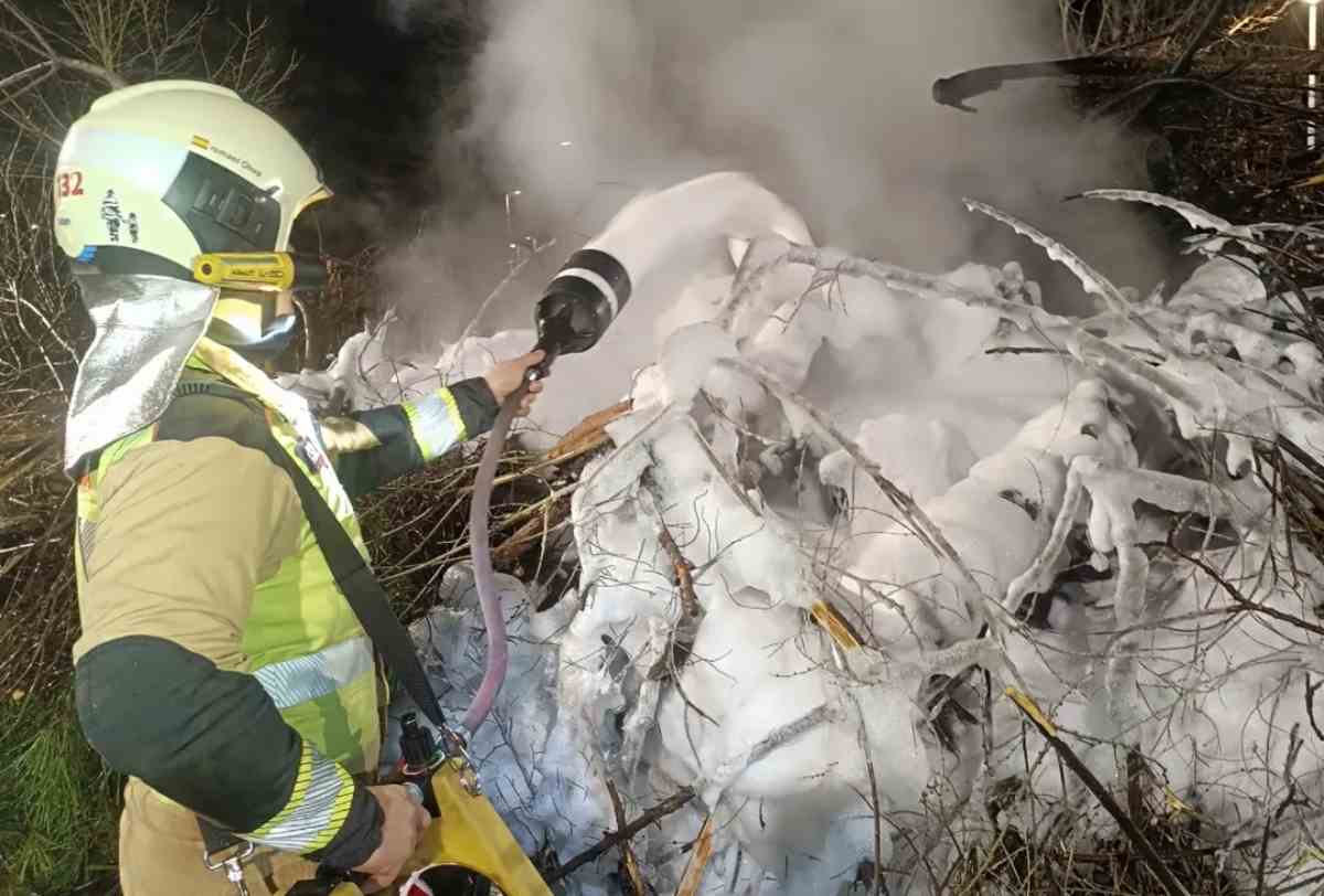 Los Bomberos del Ayuntamiento de Toledo apagan un incendio de restos de poda en Azucaica.