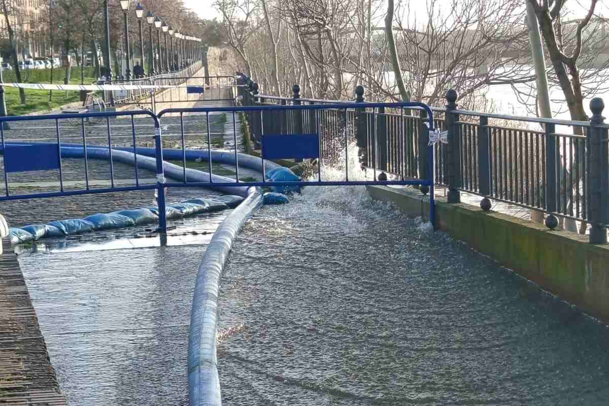Bomba de achique este jueves sacando agua de las inundaciones en Talavera directamente al río Tajo. Foto: ENCLM/David Engenios