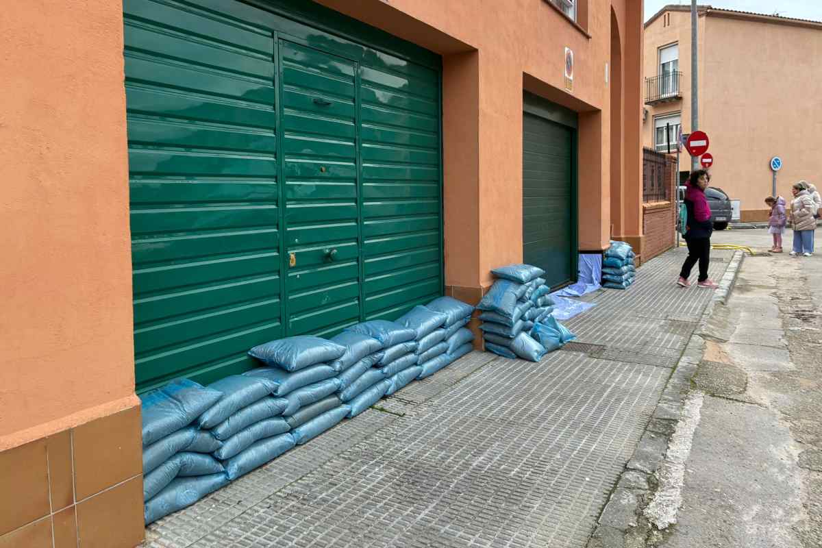 Sacos en viviendas de Talavera para evitar la entrada de agua. Foto: ENCLM/David Engenios