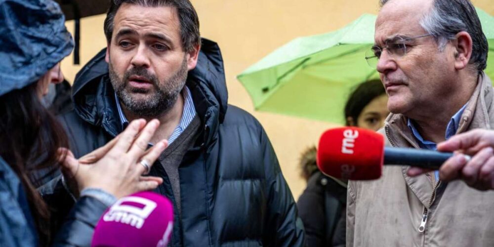 Paco Núñez y José Julián Gregorio visitando las inundaciones en Talavera. Foto: Partido Popular