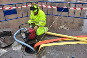 Efectivo del Infocam trabajando en las zonas inundadas de Talavera