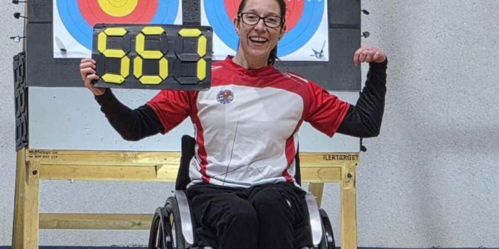 Isabel Fernández, mostrando su récord mundial.