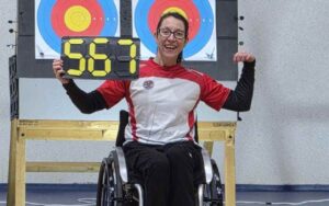Isabel Fernández, mostrando su récord mundial.