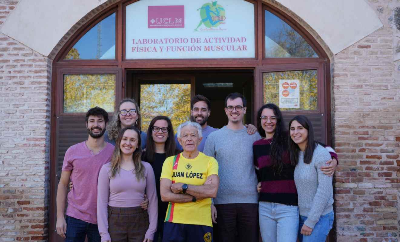 Juan López, entre los miembros del equipo de la UCLM. Foto cedida por Fissac. Autores: Martina Sáenz Garrido y Ainize Urdiales González.