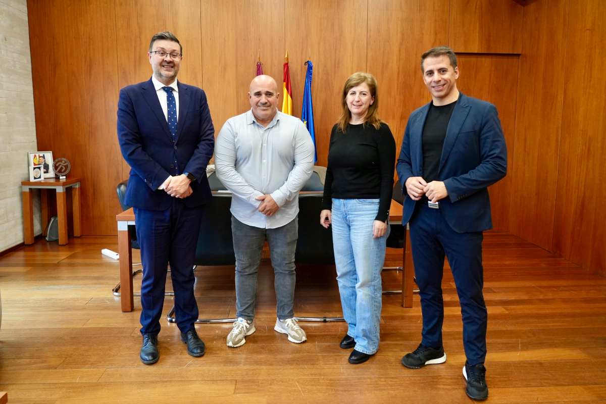 Foto de familia con motivo de la creación de la Federación de Kickboxing.