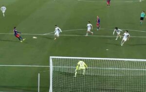 Imagen del primer tanto del parido, obra de Lamine Yamal.