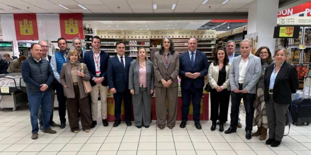 Lizán (sexto por la derecha), en el hipermercado Alcampo de Getafe.