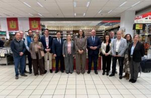 Lizán (sexto por la derecha), en el hipermercado Alcampo de Getafe.