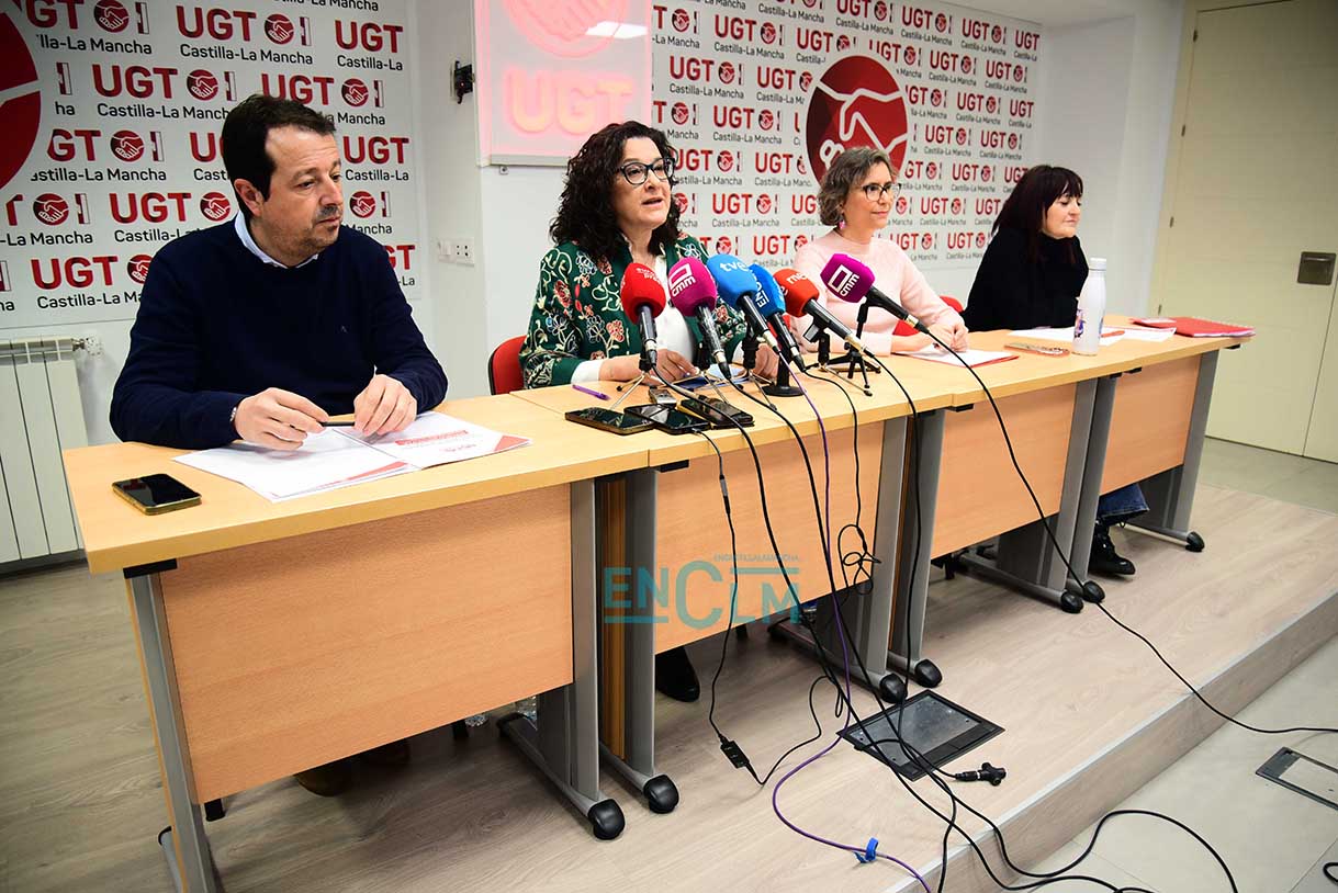 Lola Alcónez, secretaria general de UGT CLM, junto a miembros de la Ejecutiva regional. Foto: Rebeca Arango.