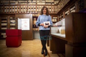 La escritora Macarena Alonso en la Biblioteca de Castilla-La Mancha. Foto: Rebeca Arango.