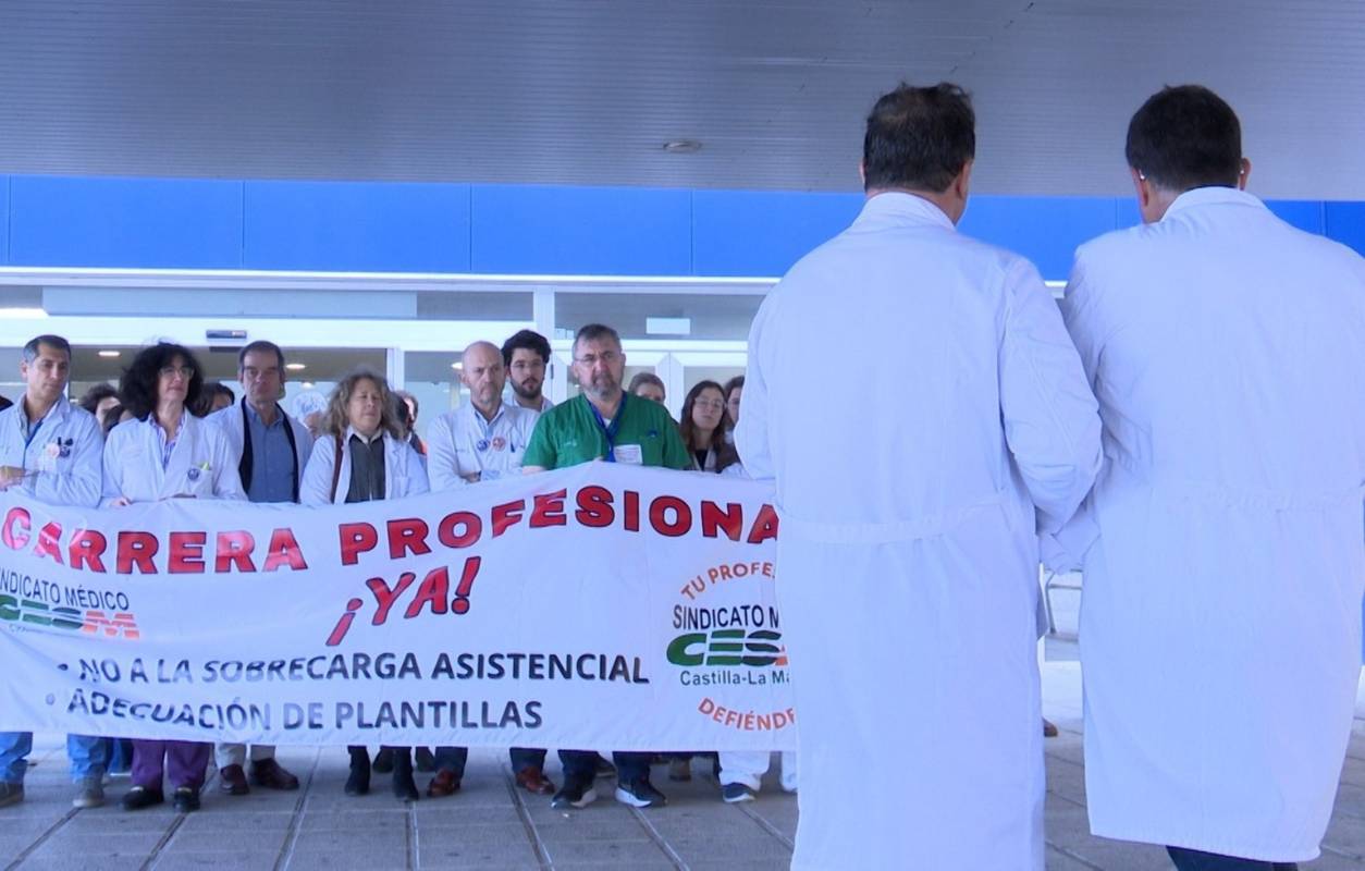 Concentración médicos en Toledo con motivo de la huelga de facultativos.