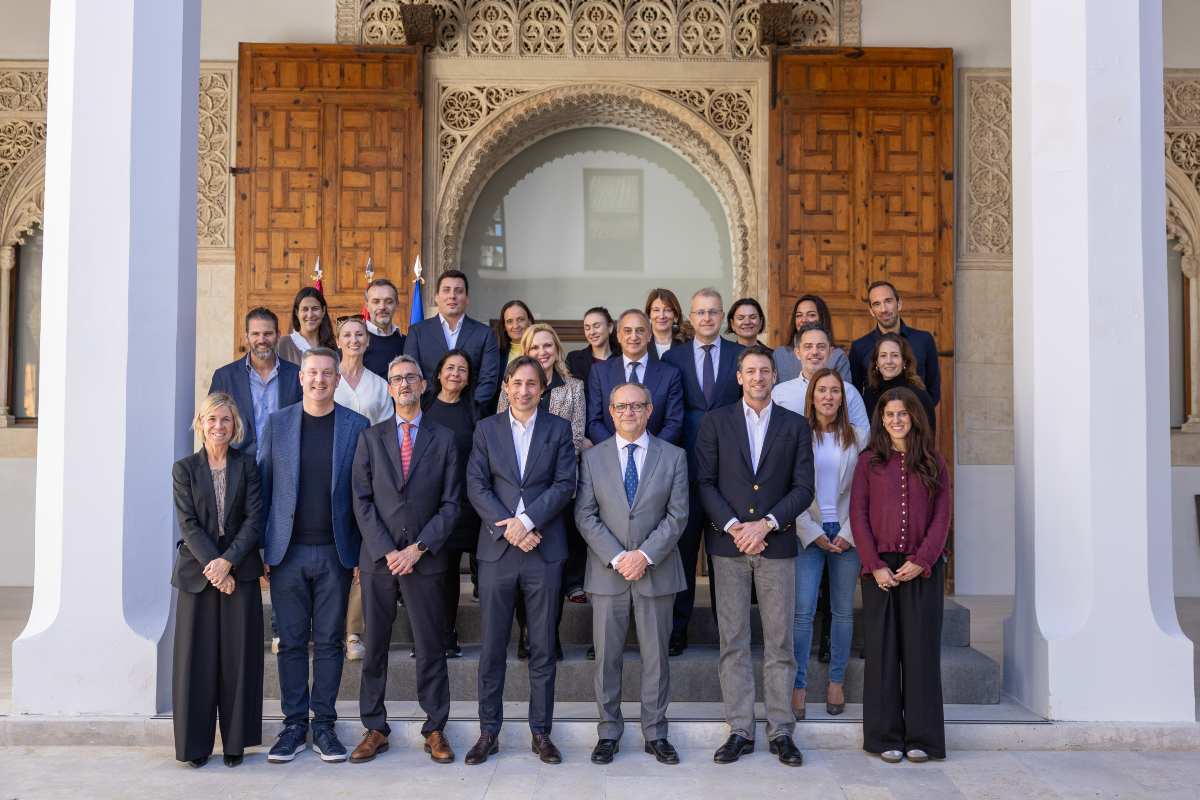 Foto de familia de la recepción del Gobierno regional a la delegación europea de Microsoft.