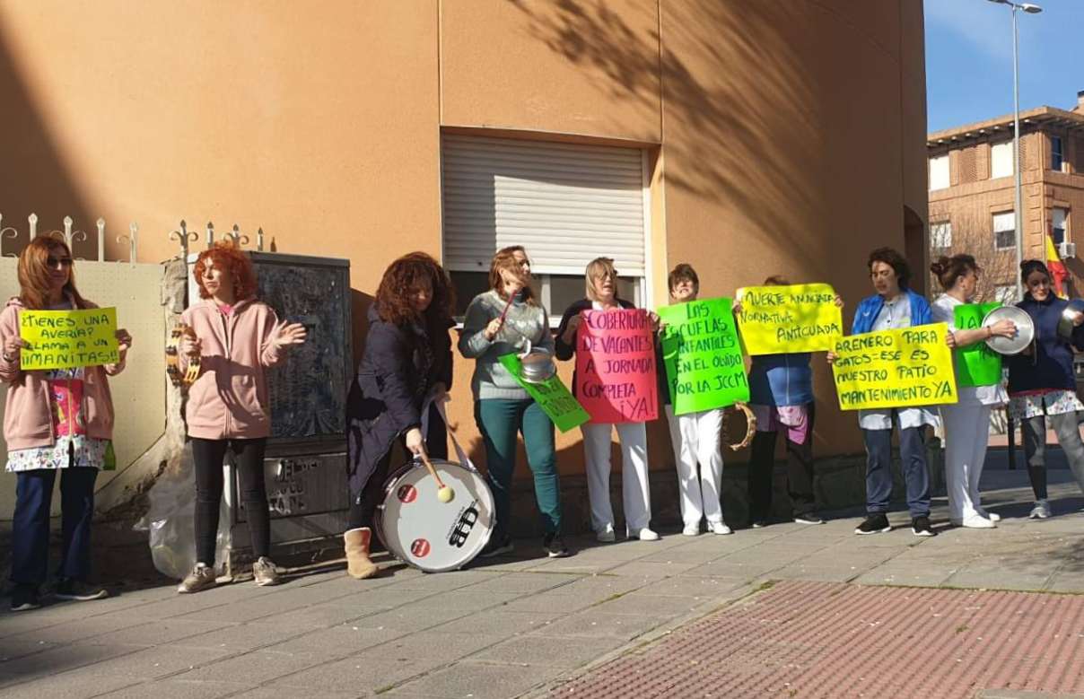 Trabajadores de la escuela de educación infantil El Olivo de Toledo y responsables de UGT Servicios Públicos