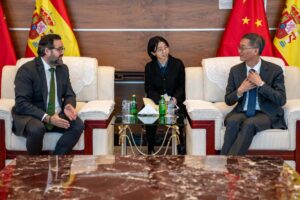 El presidente del PP de Castilla-La Mancha, Paco Núñez, con el embajador de China en España, Yao Jing