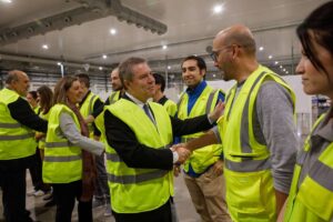 La consejera de Economía, Empresas y Empleo, Patricia Franco y el presidente regional, Emiliano García-Page, en la factoría de Sumitomo.