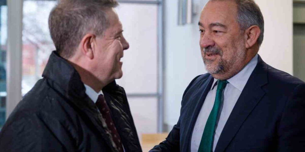 El presidente de Castilla-La Mancha, Emiliano García-Page, y el rector de la UCLM, Julián Garde.