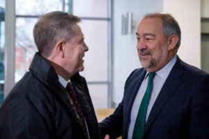 El presidente de Castilla-La Mancha, Emiliano García-Page, y el rector de la UCLM, Julián Garde.
