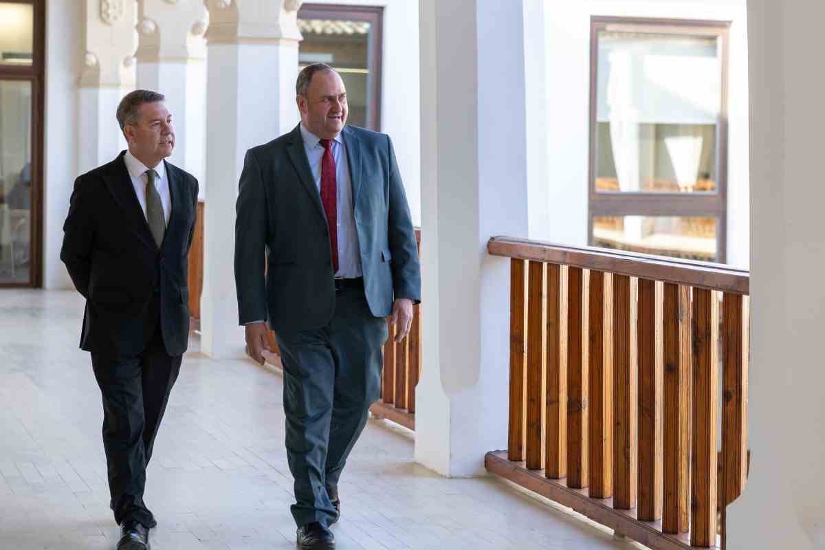 El presidente de Castilla-La Mancha, Emiliano García-Page, y el consejero de Agricultura, Ganadería y Desarrollo Rural, Julián Martínez Lizán.