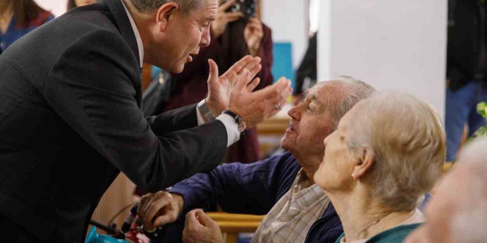 El presidente de Castilla-La Mancha, Emiliano García-Page, durante la inauguración de las nuevas instalaciones de la Residencia de Mayores de Barber, en Toledo.