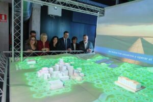 Amador Pastor inauguró la exposición 'Conectados al futuro. La transición energética'.