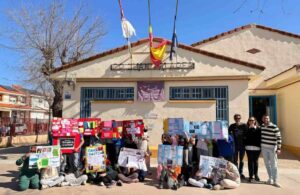 Alumnos y los tres tutores de 6º: Cristina, Edu y Christian.