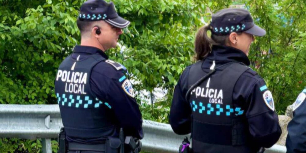 Dos agentes de la Policía Local de Toledo.