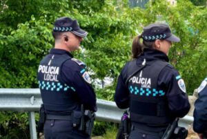 Dos agentes de la Policía Local de Toledo.