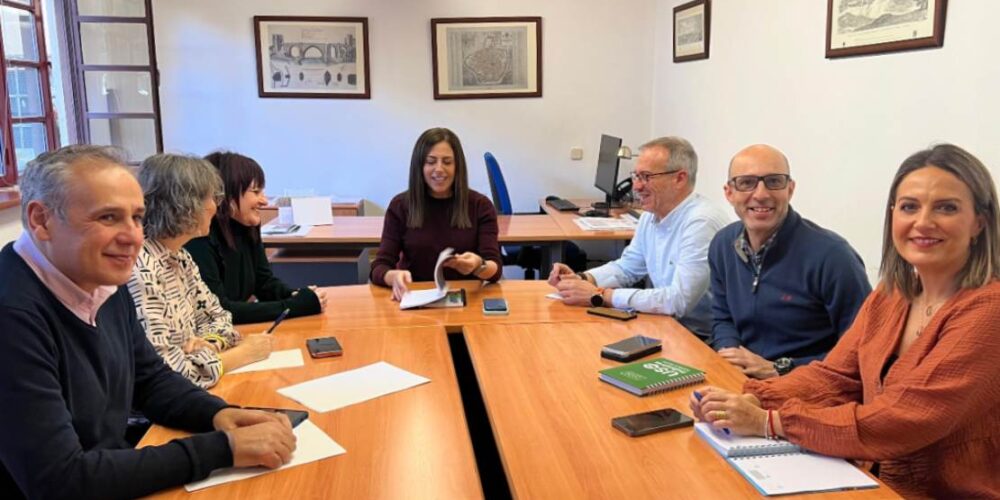 El Grupo Municipal Socialista en el Ayuntamiento de Toledo con representantes de UGT y USO