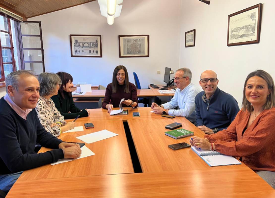 El Grupo Municipal Socialista en el Ayuntamiento de Toledo con representantes de UGT y USO