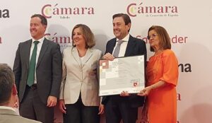 Momento de la entrega a IMTO del Premio Pyme del Año Toledo 2025.