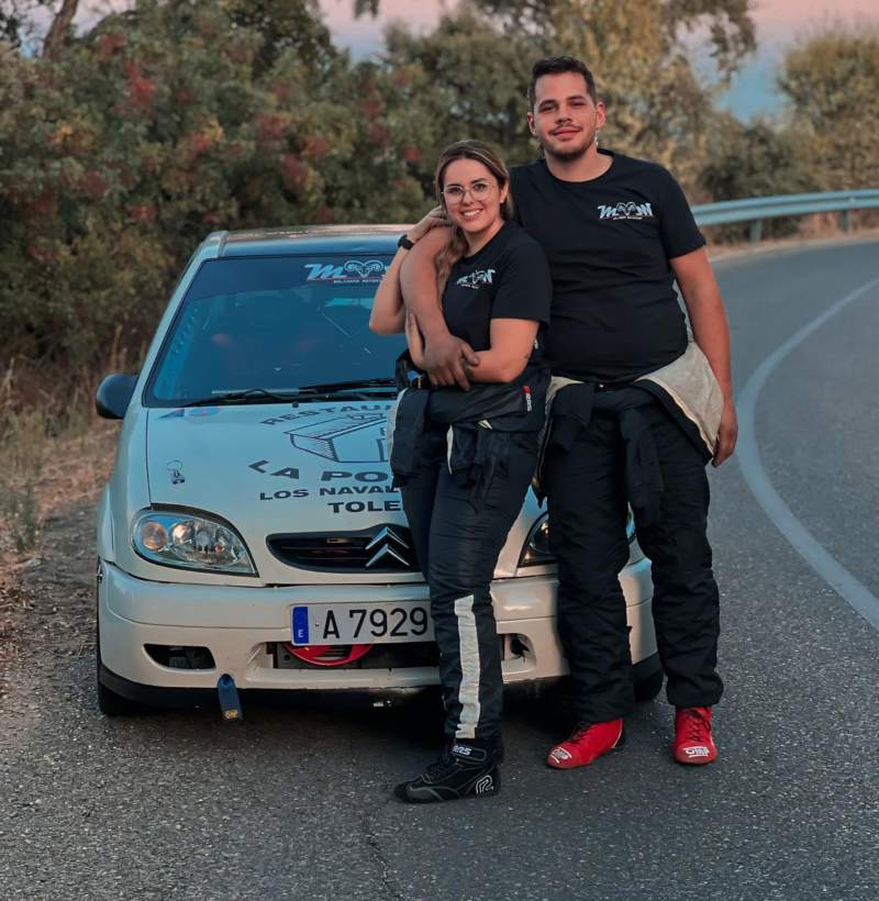 Ainhoa Galán Martínez y Fernando Rodríguez Molinero, junto con el coche con el que han competido durante tres temporadas.