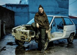 Ainhoa Galán Martínez, posando con el coche que ha acondicionado para rallies.