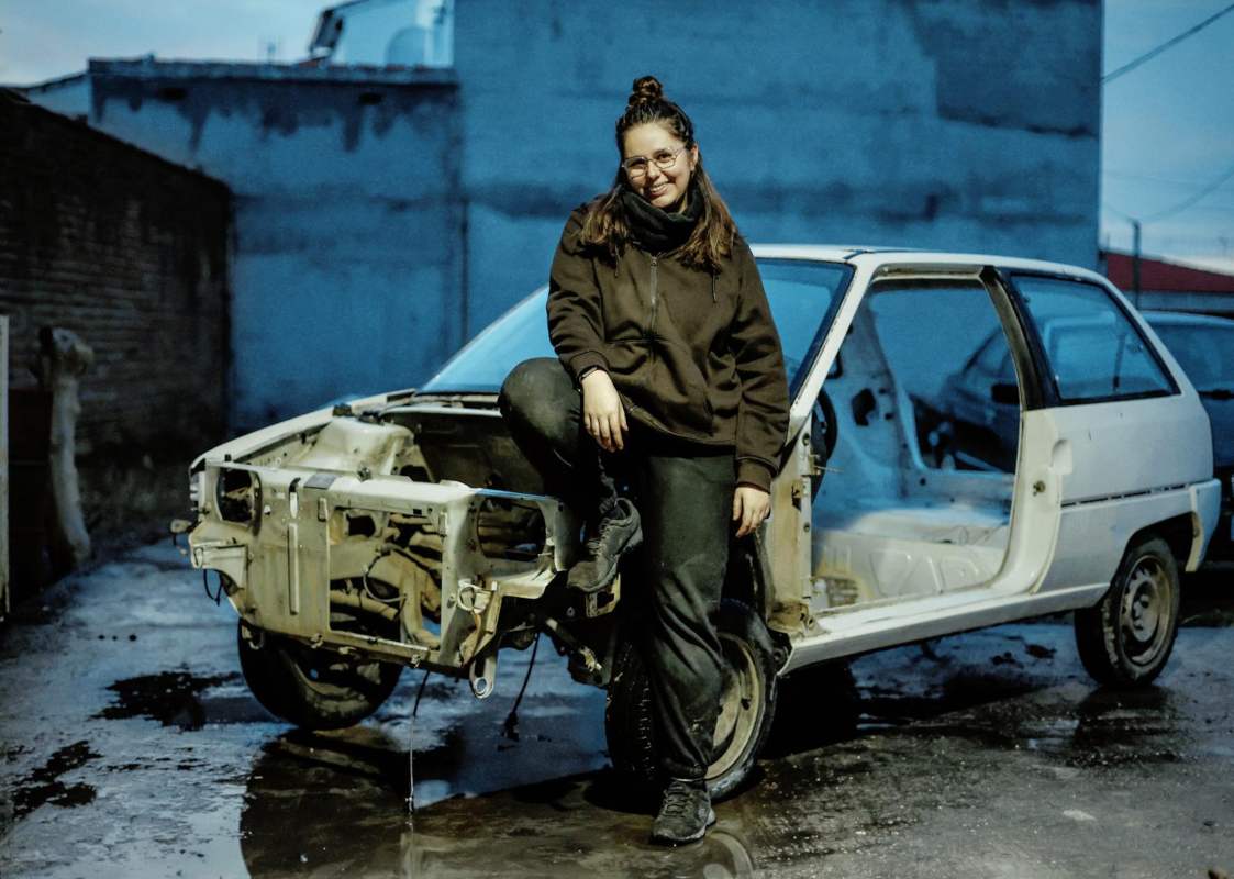 Ainhoa Galán Martínez, posando con el coche que ha acondicionado para rallies.