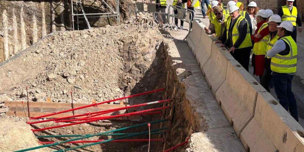 El arqueólogo responsable de los trabajos, Michel Domínguez, ha acompañado a las autoridades en la visita a las obras