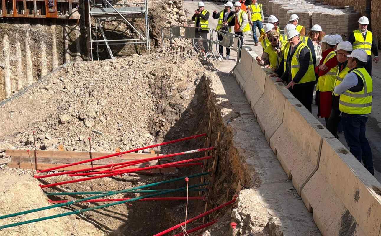El arqueólogo responsable de los trabajos, Michel Domínguez, ha acompañado a las autoridades en la visita a las obras
