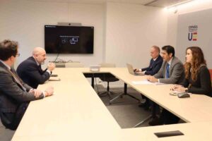 El vicepresidente segundo del Ejecutivo autonómico, José Manuel Caballero, ha mantenido este martes una reunión con el consejero de Consumo de la Representación Permanente de España ante la Unión Europea (REPER), José Manuel Argilés Martín; y con el consejero de Política Territorial y Asuntos Generales, Juan Hernández Alfaro.