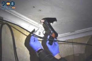 Encontraron la pistola simulada escondida en el techo de la casa.