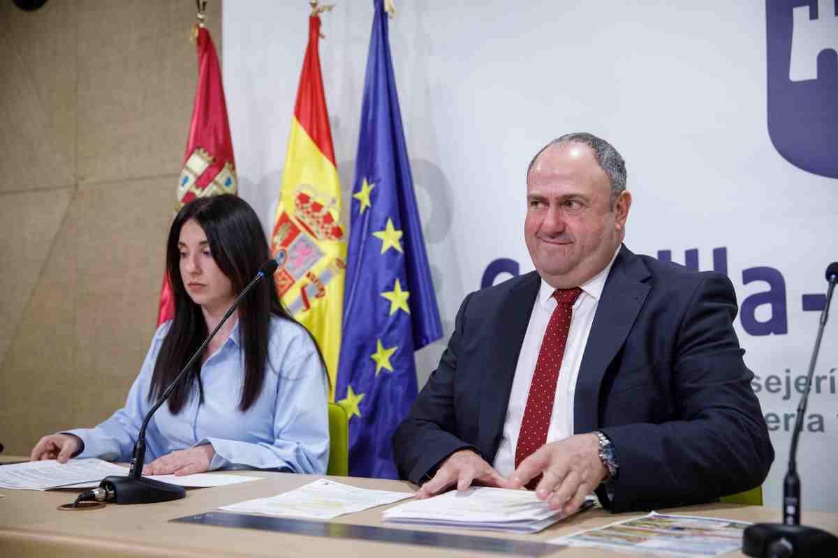 La directora general de Ordenación Agropecuaria, Lydia Benítez, y el consejero de Agricultura, Ganadería y Desarrollo Rural, Julián Martínez Lizán.