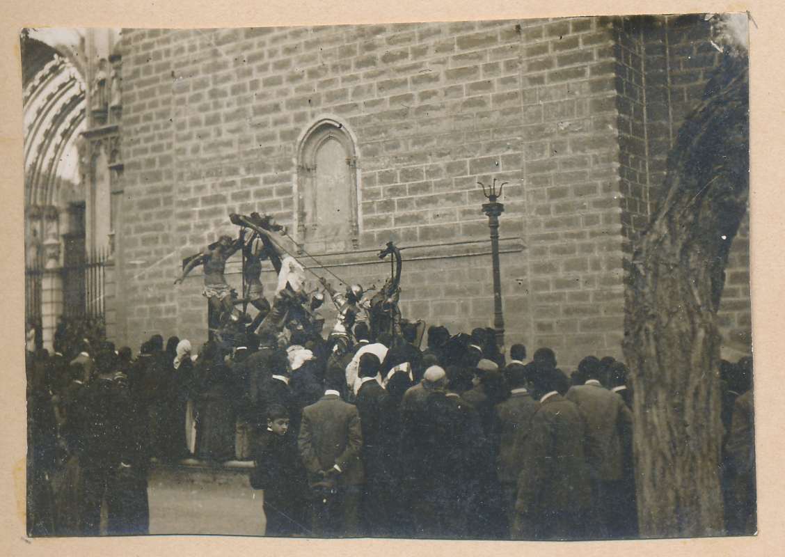 Paso de la Elevación de la Cruz. Semana Santa de Toledo en 1897. Foto de los hermanos Álvarez Quintero. Colección de Eduardo Sánchez Butragueño.