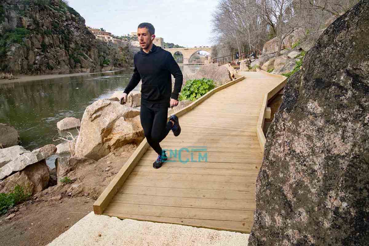 Imagen de archivo de un corredor por la senda ecológica, junto al Tajo, en Toledo. Foto: Rebeca Arango.