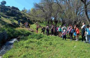 Foto de archivo de senderismo didáctico.