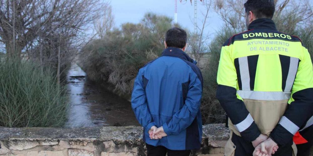 El alcalde de Albacete, Manuel Serrano, supervisa zonas de riesgo ante la posible crecida del canal.