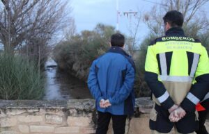 El alcalde de Albacete, Manuel Serrano, supervisa zonas de riesgo ante la posible crecida del canal.