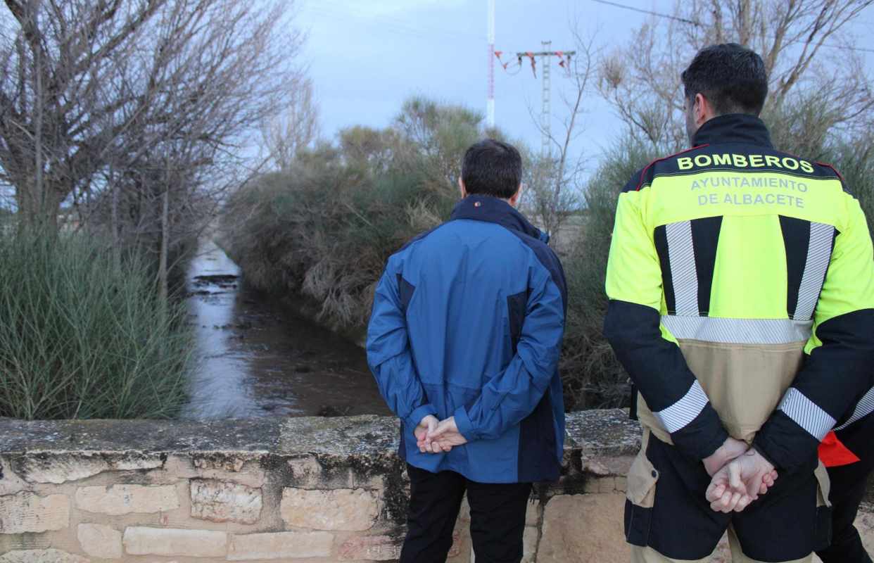 El alcalde de Albacete, Manuel Serrano, supervisa zonas de riesgo ante la posible crecida del canal.