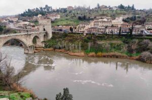 El Tajo a su paso por el puente de San Martín, en Toledo.