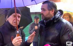 Un vecino le recrimina a Paco Núñez que no "politice" con la situación de las inundaciones en Talavera.