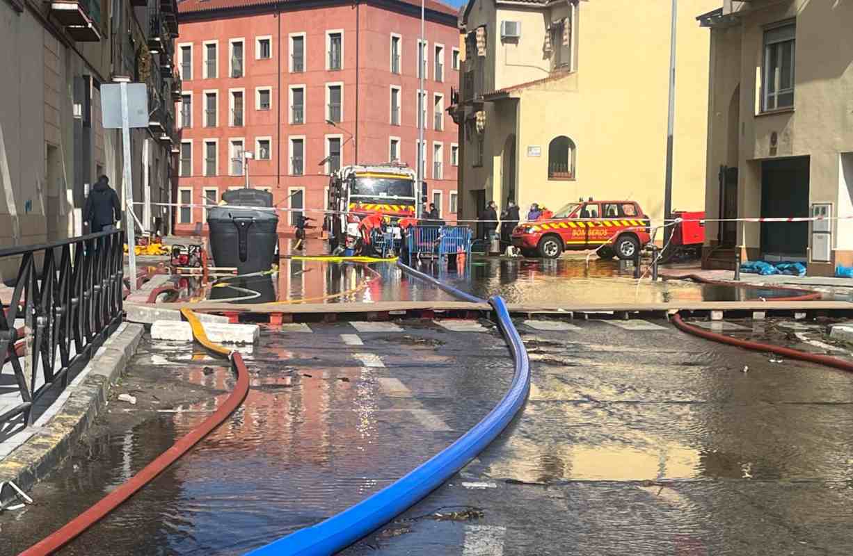 Drenaje de una de las calles inundadas en Talavera.